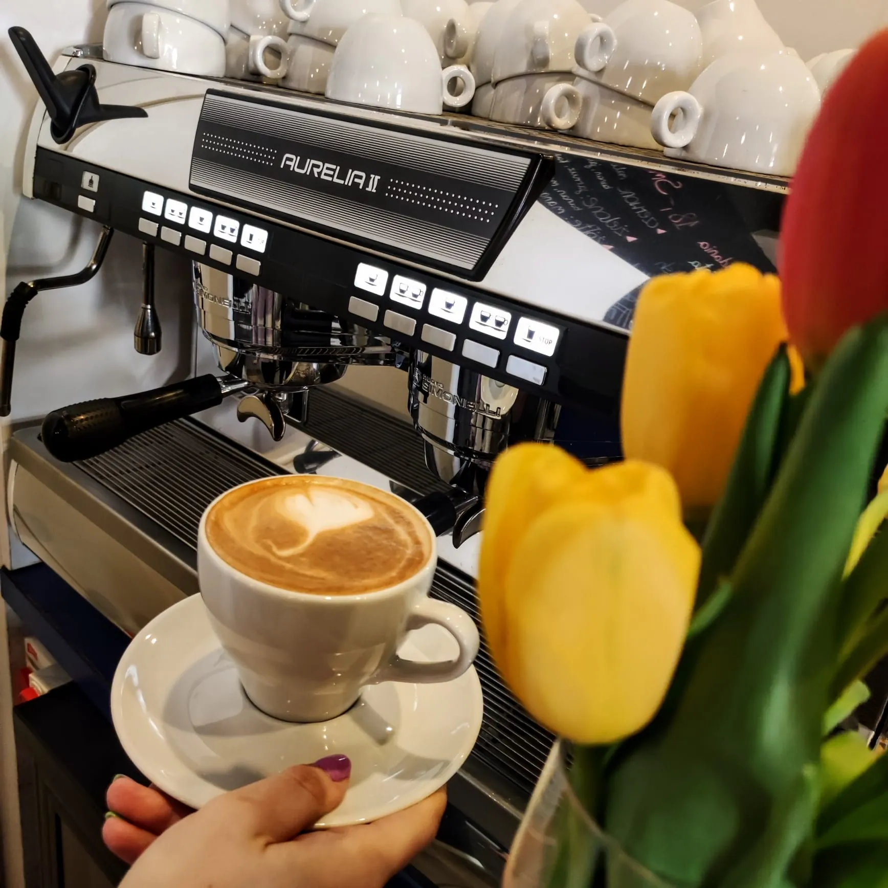 Cappuccino z ekspresu we Frania Cafe