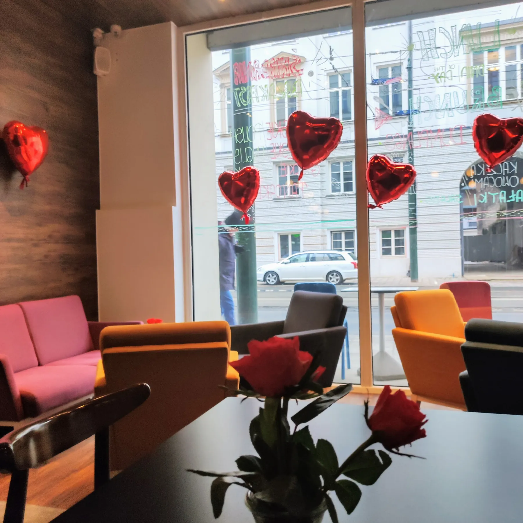 Wnętrze kawiarni Frania Cafe z fotelami przy oknie