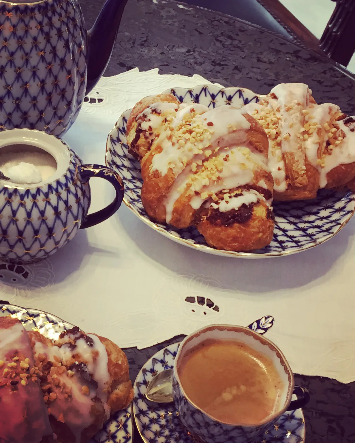 Rogal świętomarciński i kawa we Frania Cafe