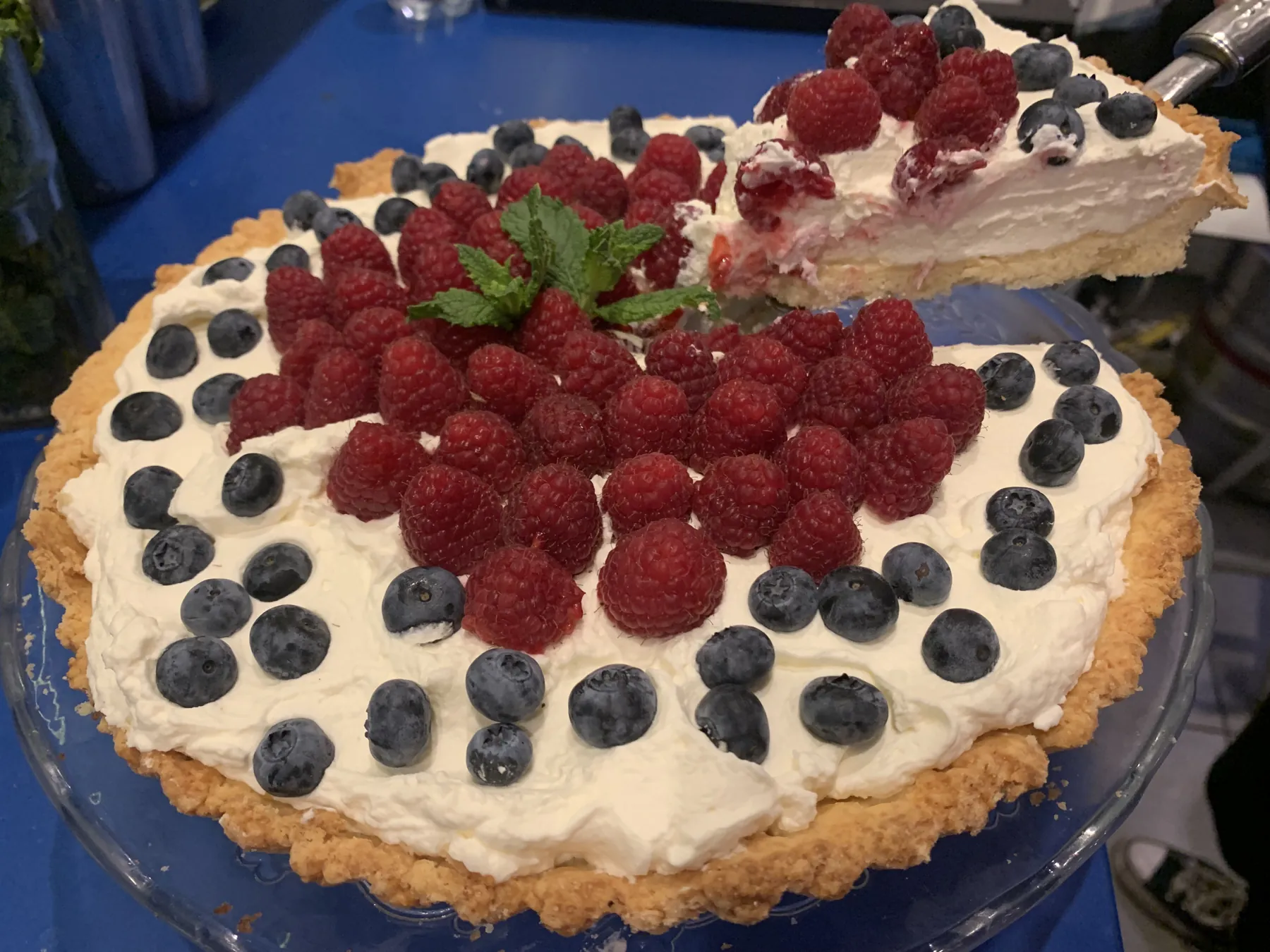 Domowa tarta z malinami i borówkami